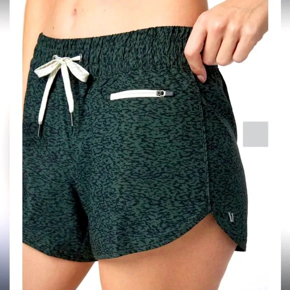 Vuori Clementine Short 2.0 4" Inseam Like New Condition - Picture 6 of 7